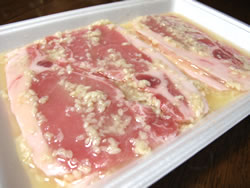しょうが焼き用の豚ロース肉に塩麹をまぶす